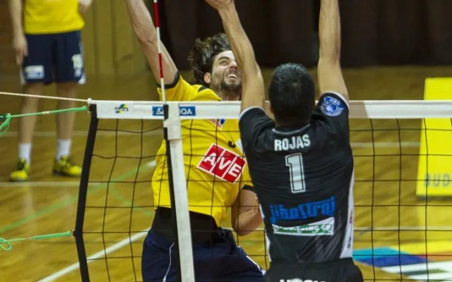 Blok Andyho Rojase proti smeči Petra Pěkného