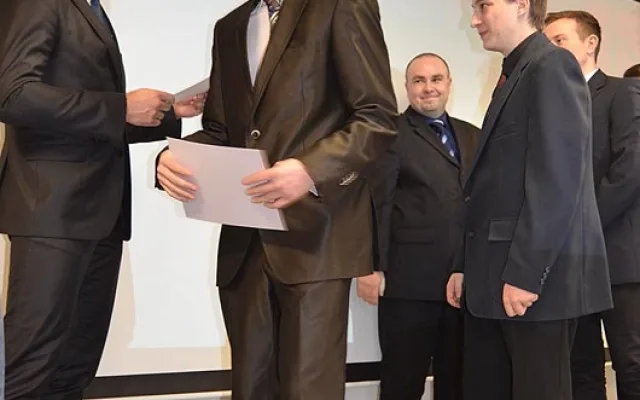 Hejtman Jiří Zimola minulý týden předával studentům nového oboru Strojírenství imatrikulační listy