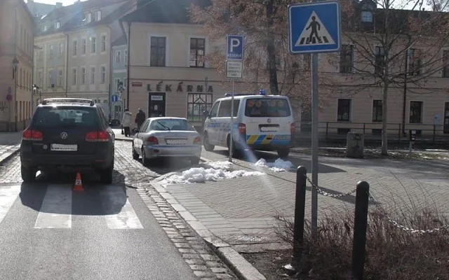 Sobotní střet cyklisty s Volkswagenem Touareg v ulici U Černé věže