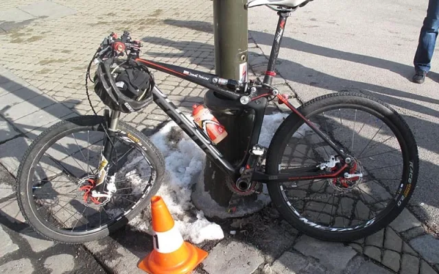 Sobotní střet cyklisty s Volkswagenem Touareg v ulici U Černé věže