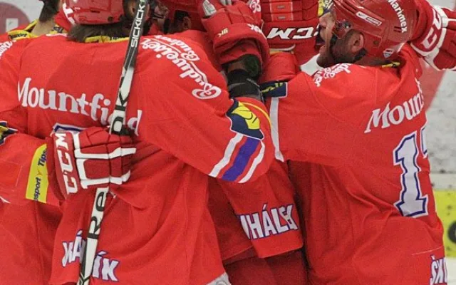 Po druhém gólu se spoluhráči k šťastnému střelci Michalu Švihálkovi doslova sesypali!