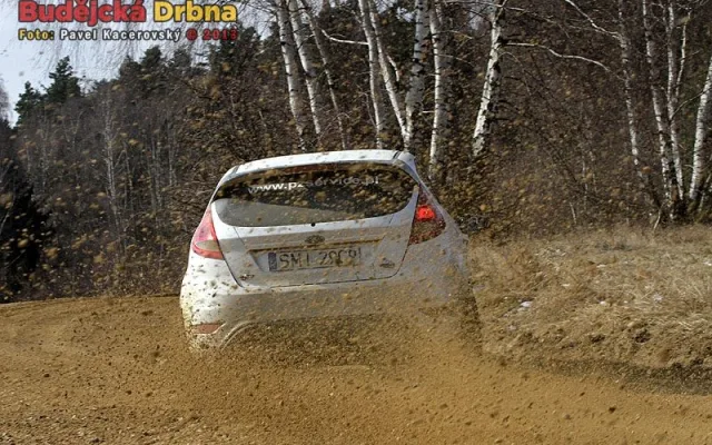 Martin Koči s Petrem Starým proháněli u Ločenic závodní Ford Fiesta R2