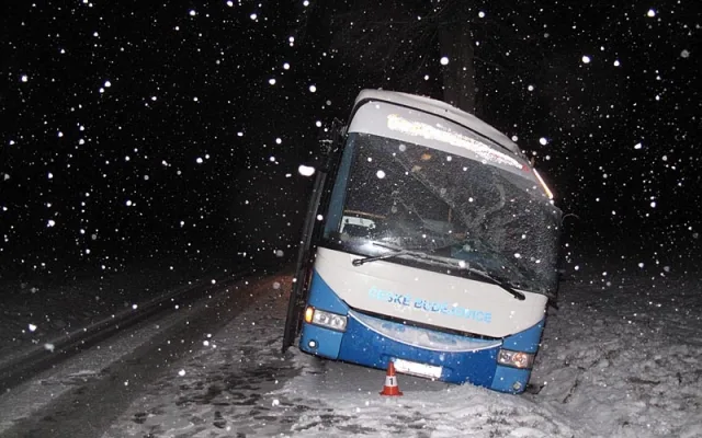 Havarovaný autobus u Trhových Svinů