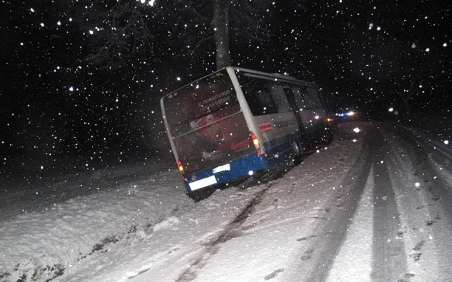 Havarovaný autobus u Trhových Svinů