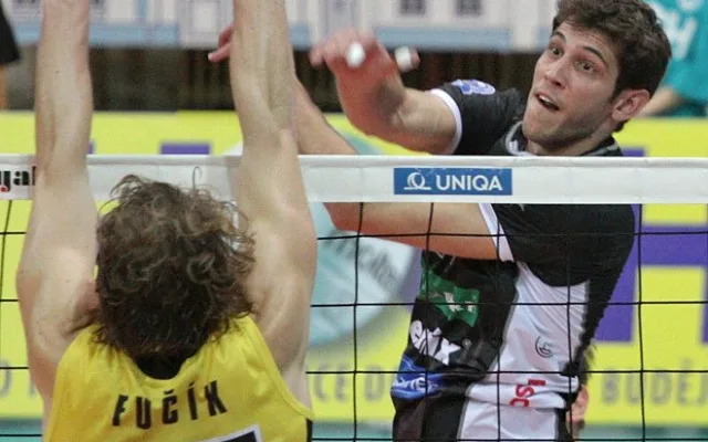 Bývalý hráč Jihostroje Ondřej Fučík blokuje smeč Petera Pláteníka