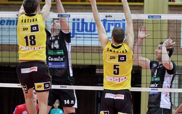 Petr Zapletal se přetlačuje na síti o míč s Vladem Katonou