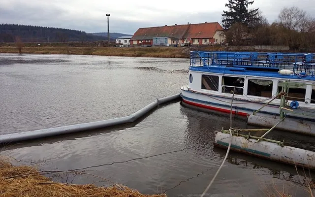 Zásah hasičů u poškozené lodi v Zámostí