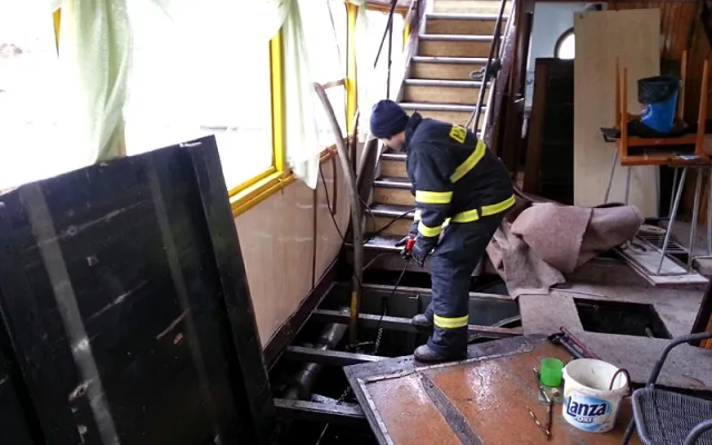 Zásah hasičů u poškozené lodi v Zámostí