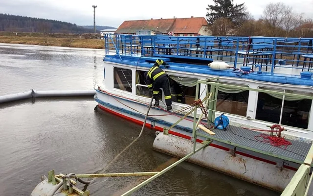 Zásah hasičů u poškozené lodi v Zámostí
