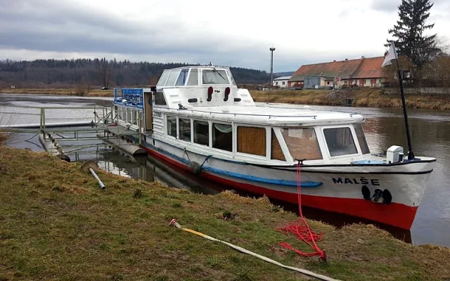 Zásah hasičů u poškozené lodi v Zámostí