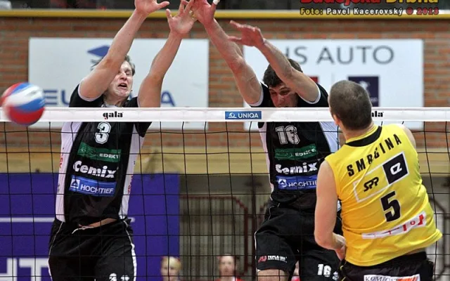 Radek Mach s Peterem Pláteníkem blokují smeč Luboše Smrčiny