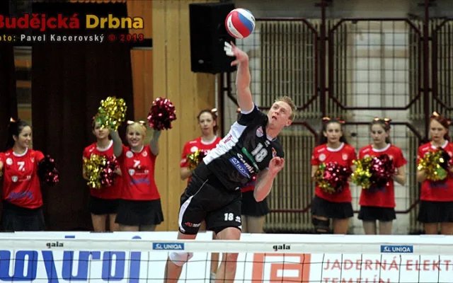 Servis Michala Kriška dělá brněnským hráčům problémy