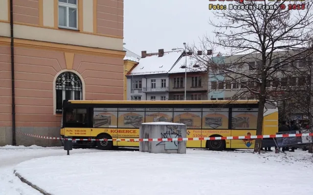 Autobus MHD narazil do budovy hlavní pošty na Senovážném náměstí