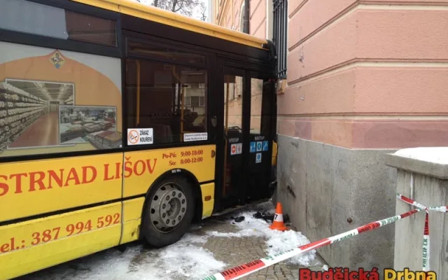 Autobus MHD narazil do budovy hlavní pošty na Senovážném náměstí