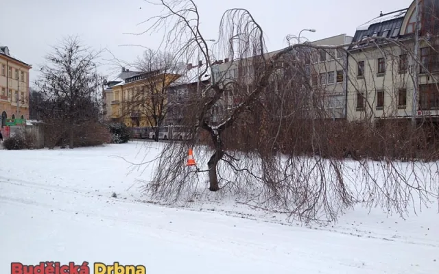 Autobus MHD narazil do budovy hlavní pošty na Senovážném náměstí