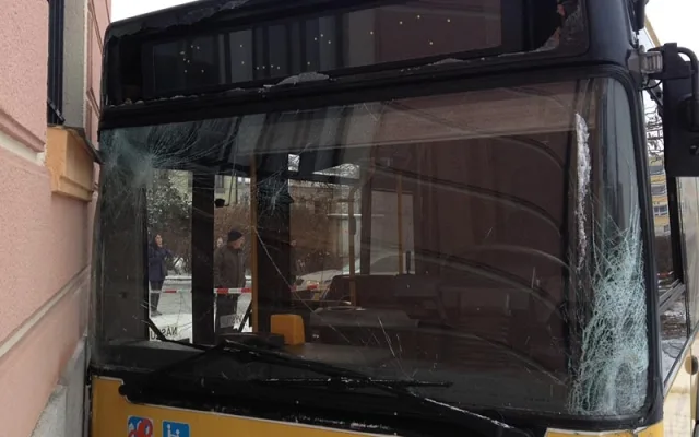 Autobus MHD narazil do budovy hlavní pošty na Senovážném náměstí