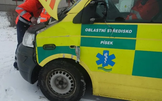 Žlutá sanitka po nárazu do stromu