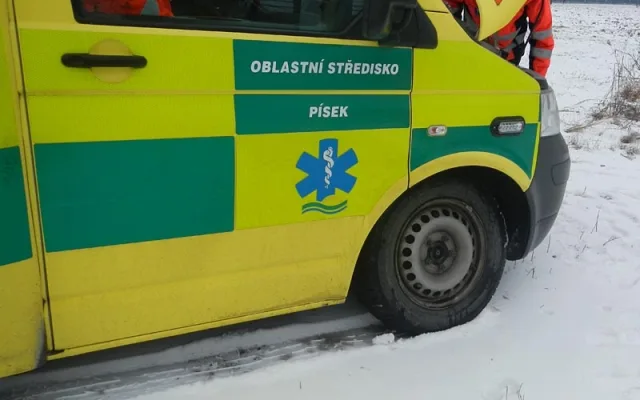 Žlutá sanitka po nárazu do stromu