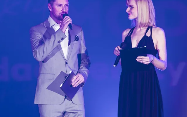 Moderátoři večera Iva Pazderková a Petr Vágner