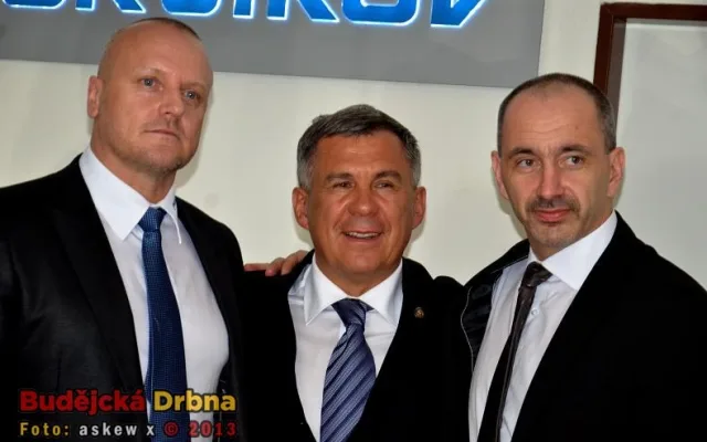 Zleva Miroslav Dvořák, předseda Jihočeské hospodářské komory a generální ředitel Motoru Jikov, a.s., prezident Republiky Tatarstán Rustam Minnichanov a ministr průmyslu a obchodu Martin Kuba