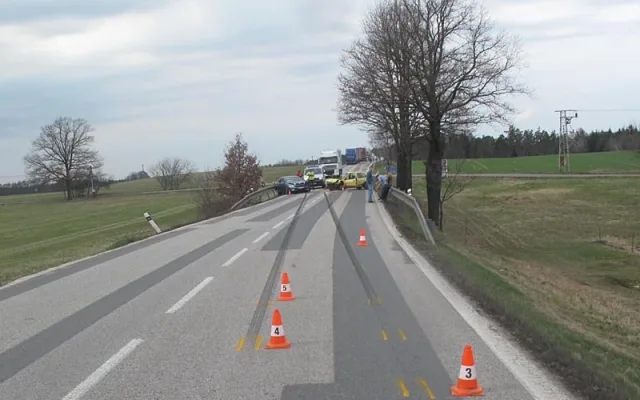 Následky čelního střetu Opelu Corsa a Škody Octavia u Krasejovky