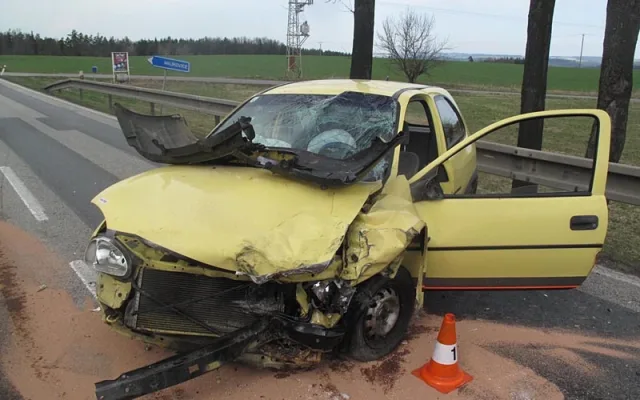 Následky čelního střetu Opelu Corsa a Škody Octavia u Krasejovky