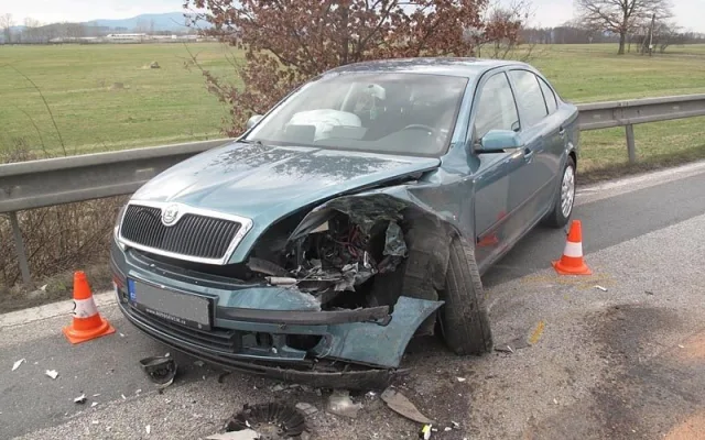 Následky čelního střetu Opelu Corsa a Škody Octavia u Krasejovky