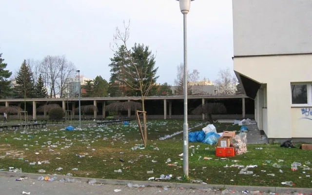 Ranní nepořádek po studentské akci. Foto: Antonín Vorel