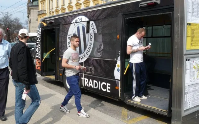 Fotbalisté Dynama na cestě městem s volnými vstupenkami na zápas s Jabloncem v ruce