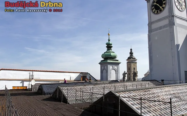Včelí úly v levém dolním rohu