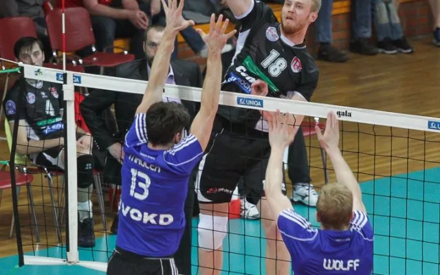 Hostující Richard Mauler na vysokou smeč Michala Kriška nedosáhl