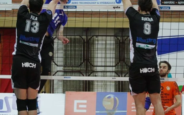 Michalovič útočí na síti mezi Filu a Sukubu