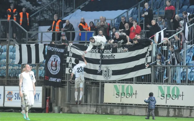 Děkovačka domácích fotbalistů