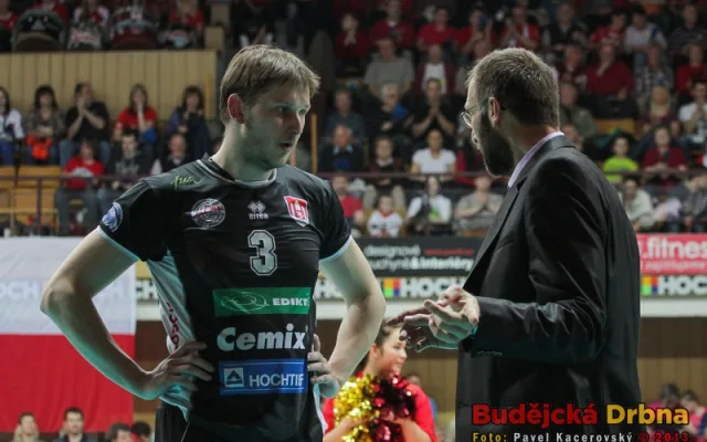 Radek Mach poslouchá instrukce asistenta trenéra Stanislava Pochopa