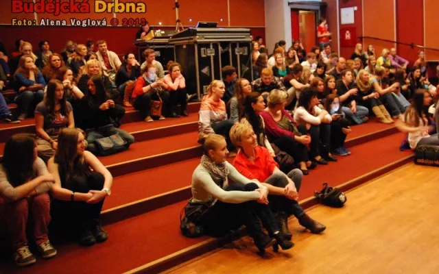Čekání na koncert, půl hodina zpoždění už bývá normální