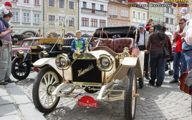Stařičký kelnot na čtyřech kolech značky Hupmobile