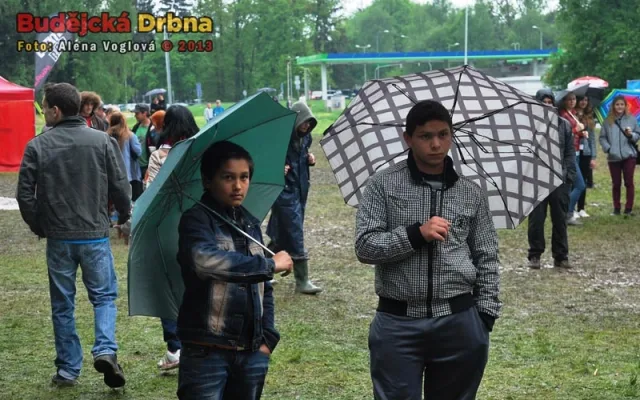 Deštník byl neodmyslitelnou součástí závěru festivalu