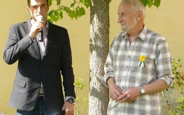 Slavnostního otevření se zúčastnil i vzácný host, botanik Václav Větvička. Vlevo moderátor akce Milan Džuba