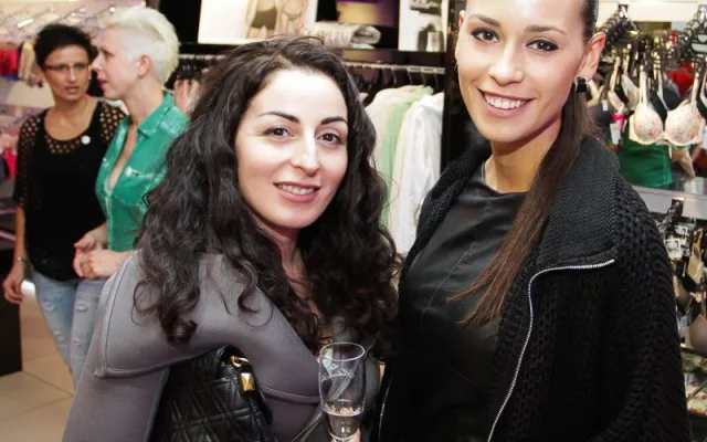 Majitelka butiku a finalistka České Miss 2010 Kateřina Votavová (vpravo)