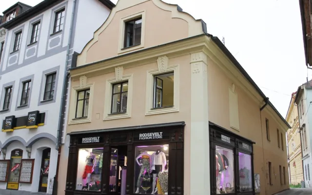 Roosevelt Fashion Store se nachází v Kanovnické ulici, domě číslo 9