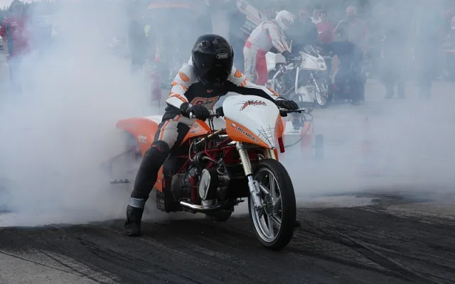 Dragsterové závody uvidí diváci na bechyňském letišti