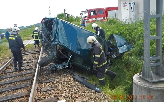 Následky srážky vlaku a osobního automobilu u Borovan
