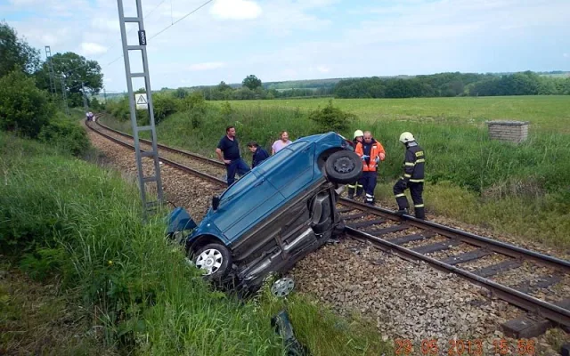 Následky srážky vlaku a osobního automobilu u Borovan
