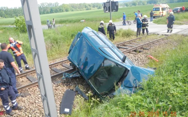 Následky srážky vlaku a osobního automobilu u Borovan