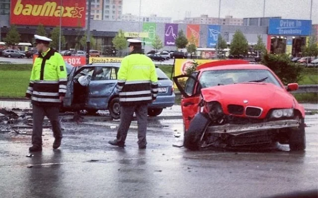 Mladá řidička BMW bojuje po nehodě o život