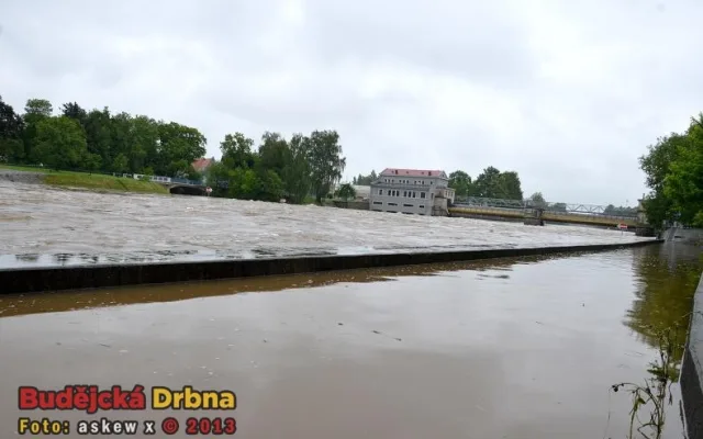 Voda u Jiráskova jezu opadá