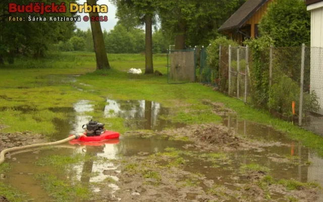 Hasiči odčerpávají vodu ze zaplavených zahrádek