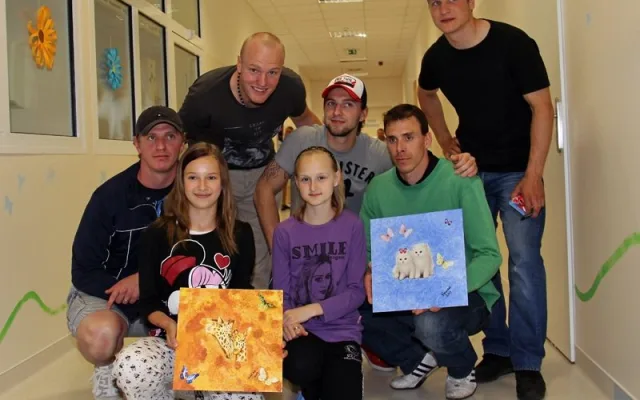 Návštěva hokejistů HC Mountfield na Dětském oddělení Nemocnice České Budějovice