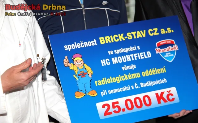 Návštěva hokejistů HC Mountfield na Dětském oddělení Nemocnice České Budějovice