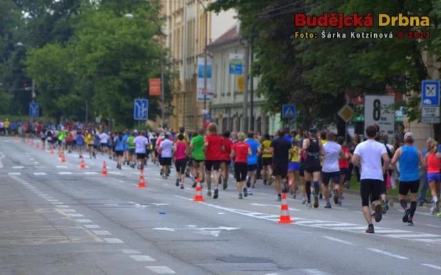 Běžci na Husově třídě